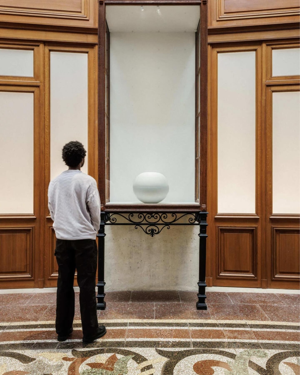 藝術家金守子的《Le monde comme il va》展覽展品也延伸至美術館下層的24個展示櫃