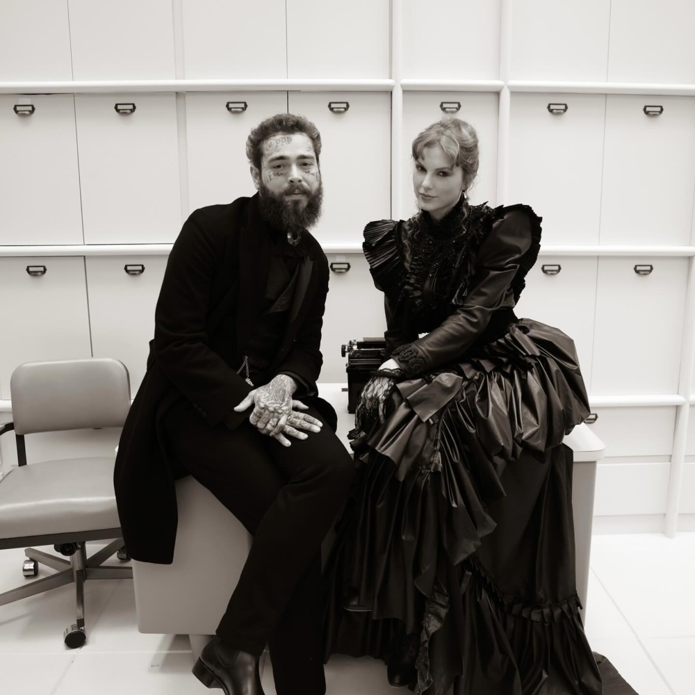 延續新歌與服裝的黯黑風格，下身同樣帶有褶皺輪廓的襯裙出自於美國設計師Elena Valez 2024秋冬系列