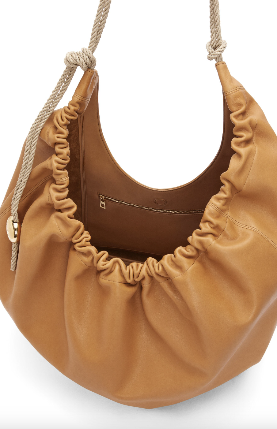 巨大的尺寸讓你背上後瞬間成為視覺焦點