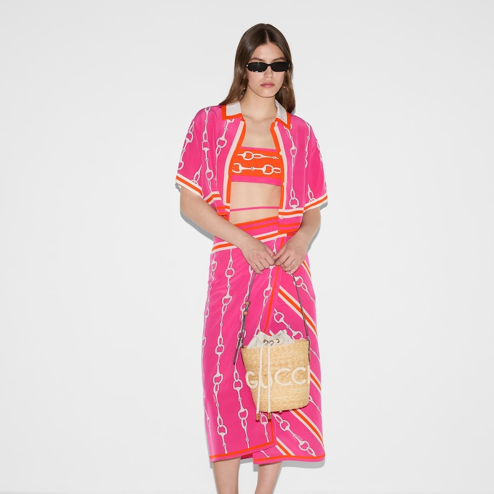 模特兒演繹SMALL SHOULDER BAG WITH GUCCI PATCH。