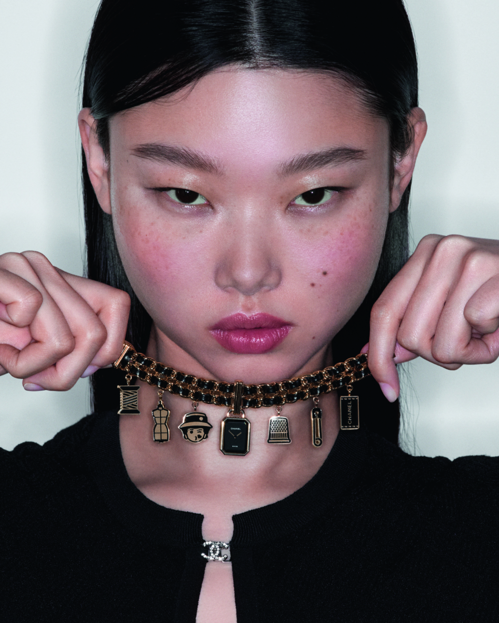 Première Charms Couture腕表,鍍金與黑漆打造的線軸、針頂及香奈兒女士人像吊墜。吊墜串接於皮革編織手鍊上,限量發行