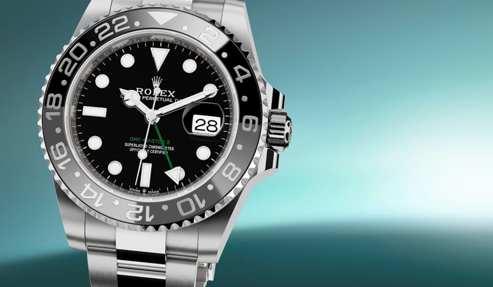鐫刻「GMT-Master II」字樣以及綠色三角形箭頭24小時指針低調又易讀