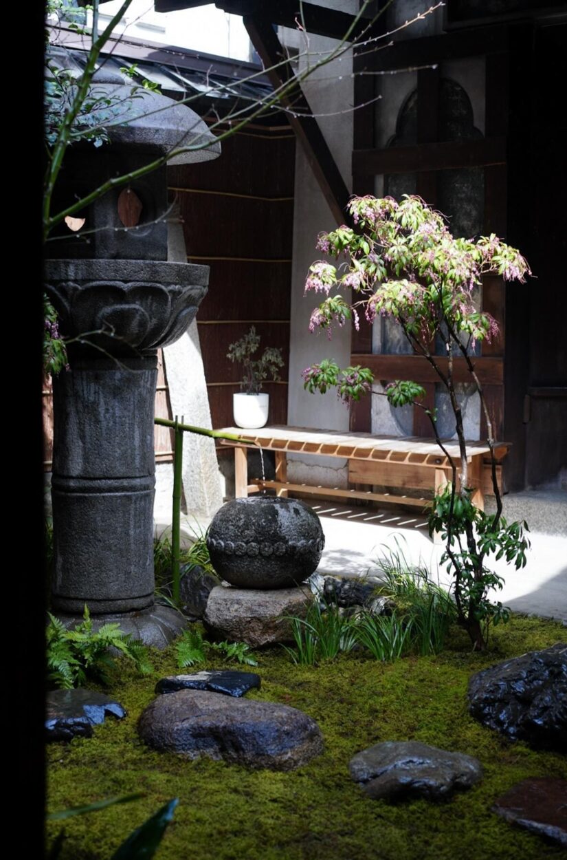 穿越主屋以及一片可供休憩的日式庭園