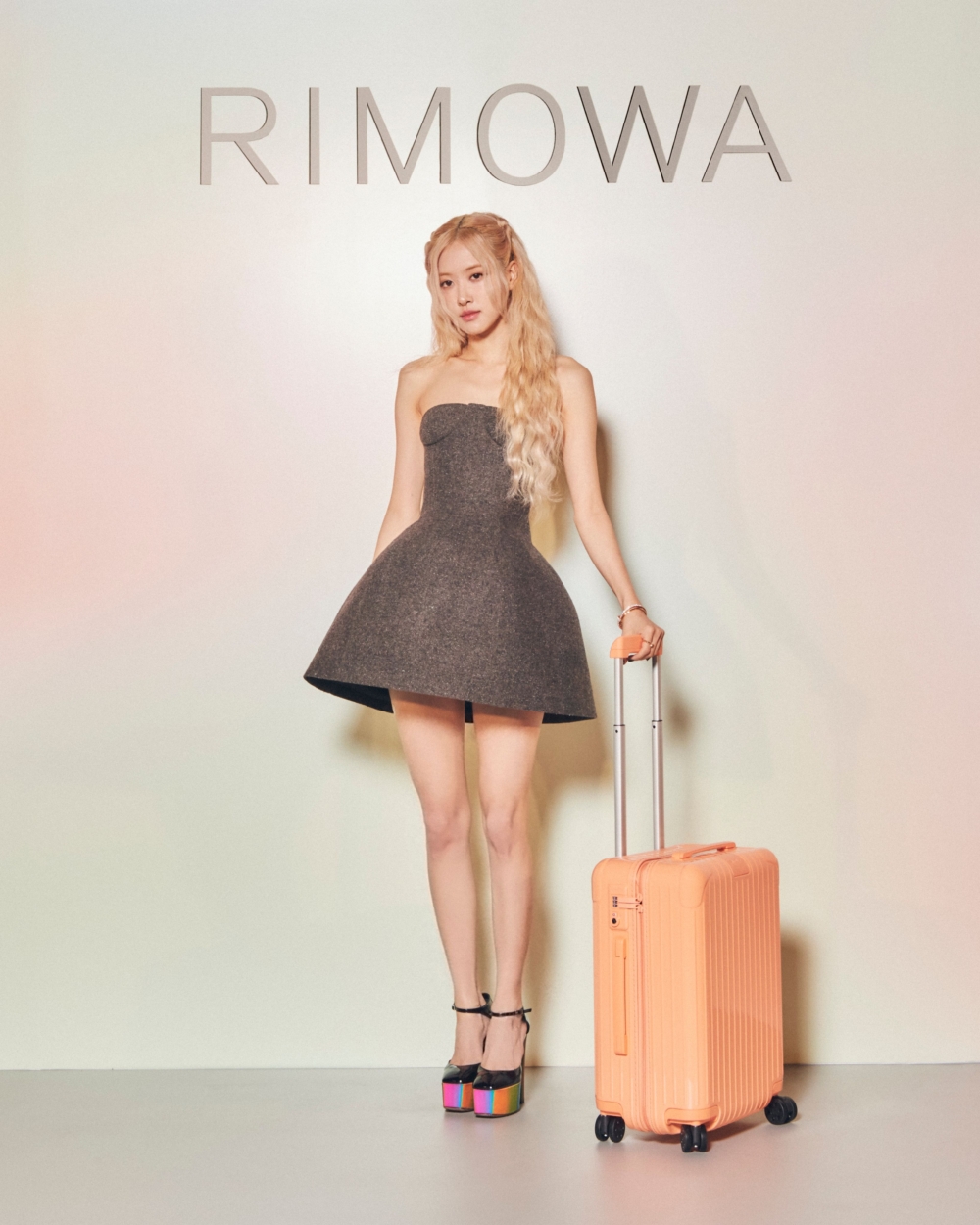 Rosé出席Rimowa首爾展覽活動時,再次穿上招牌的小黑裙造型