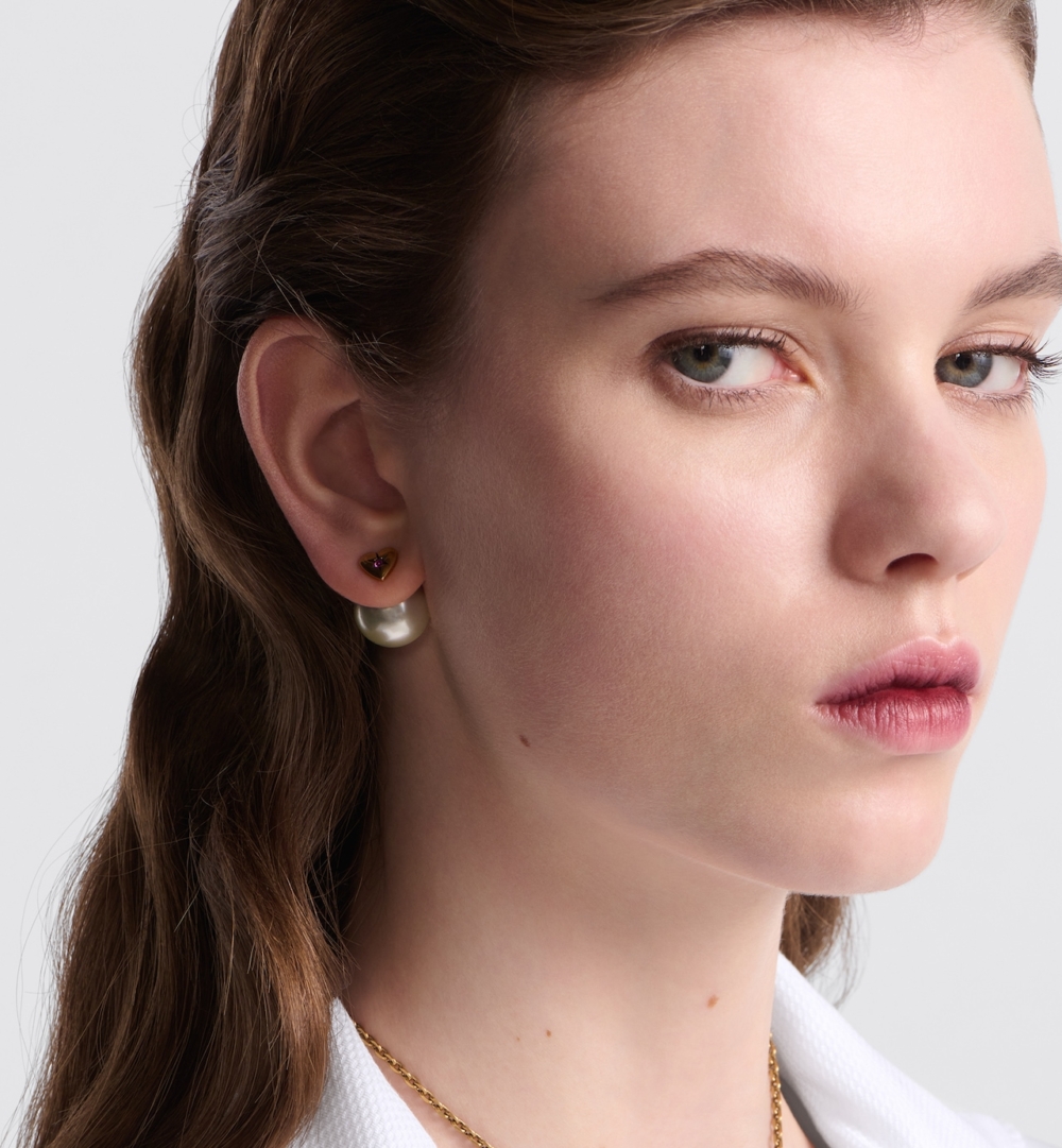 模特兒演繹Dior Tribales Earrings。