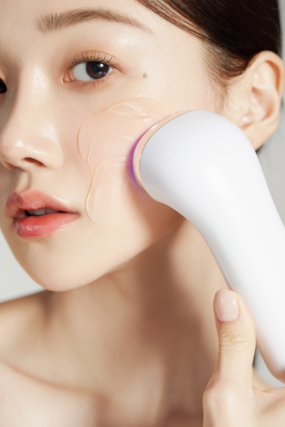 medicube Age-R USSERA以美容儀80發的RF射頻,專業超聲波拉重現澎潤緊緻