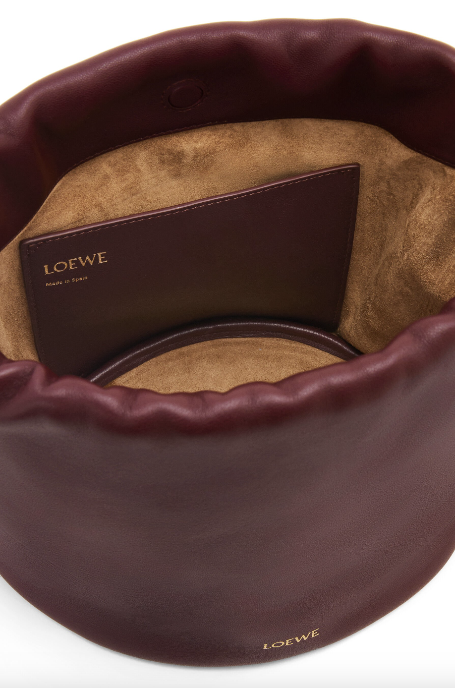 包內除了採用束口袋之外,還添加磁扣作為開合