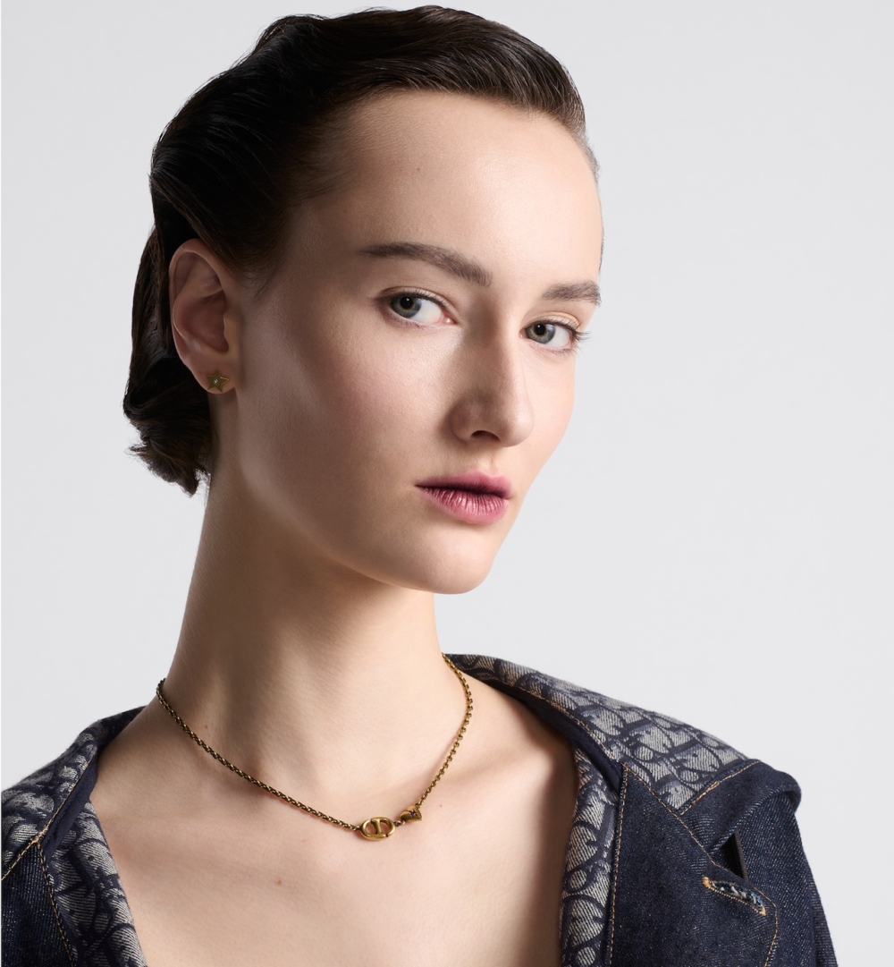 模特兒演繹Dior Lucky Charms Necklace。