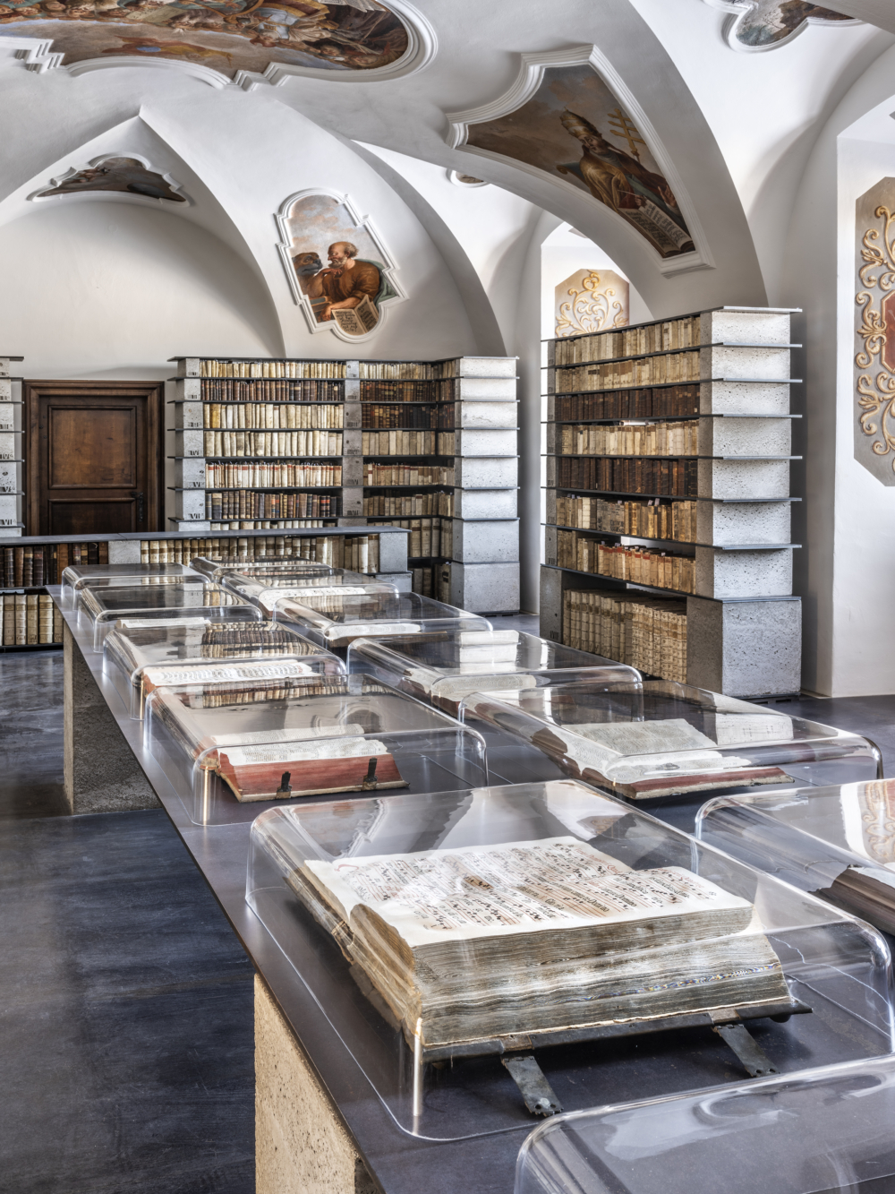 THE LIBRARY AT THE ŽELIV MONASTERY。