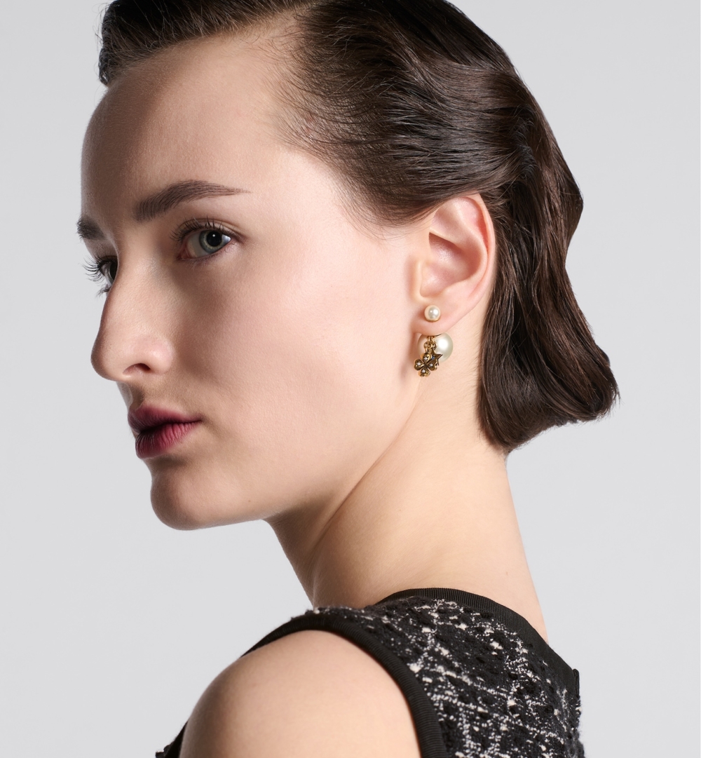 模特兒演繹Dior Tribales Earrings。
