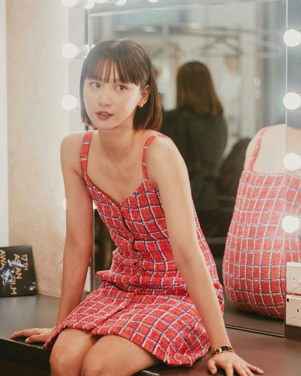 後台的Angela Yuen換上粉色Tweed料連身裙，戴上可正式、可休閒CHANEL Première Édition Originale腕錶呈現出優雅大方的氣息