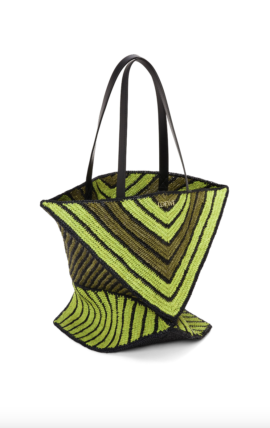 可以折疊隨意變化造型,與包身形成強烈的視覺與觸感對比