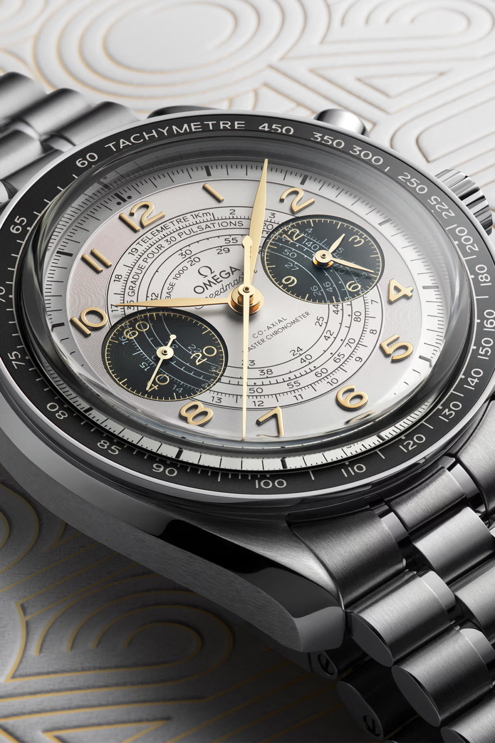 動力部分搭載搭載 OMEGA 9908/9909 同軸擒縱大師天文台認證機芯