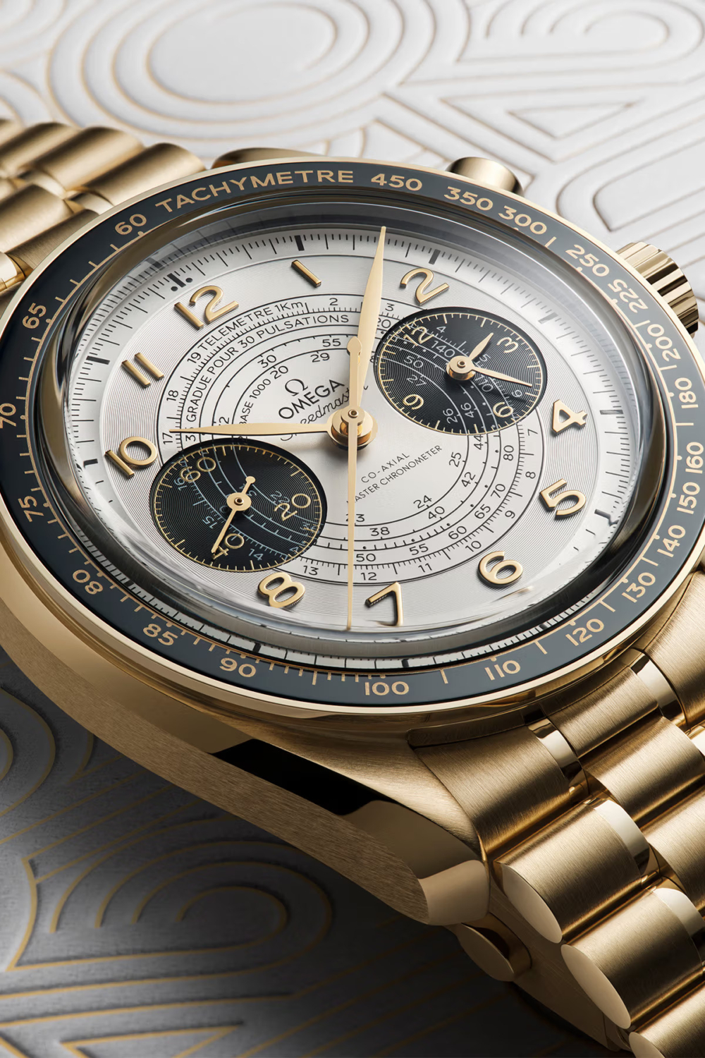 銀白色珍珠紋錶盤以及「蝸紋」設計