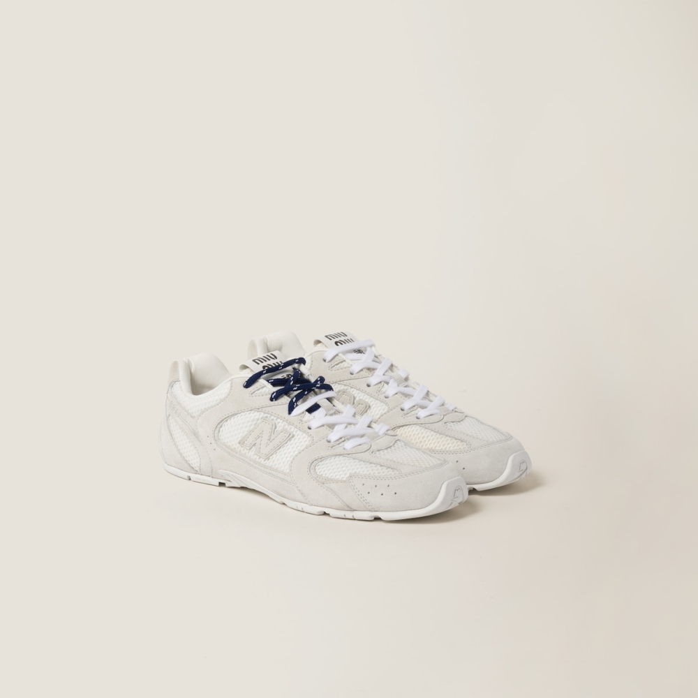 2024小白鞋推薦3:Miu Miu New Balance 麂皮拼網眼運動鞋