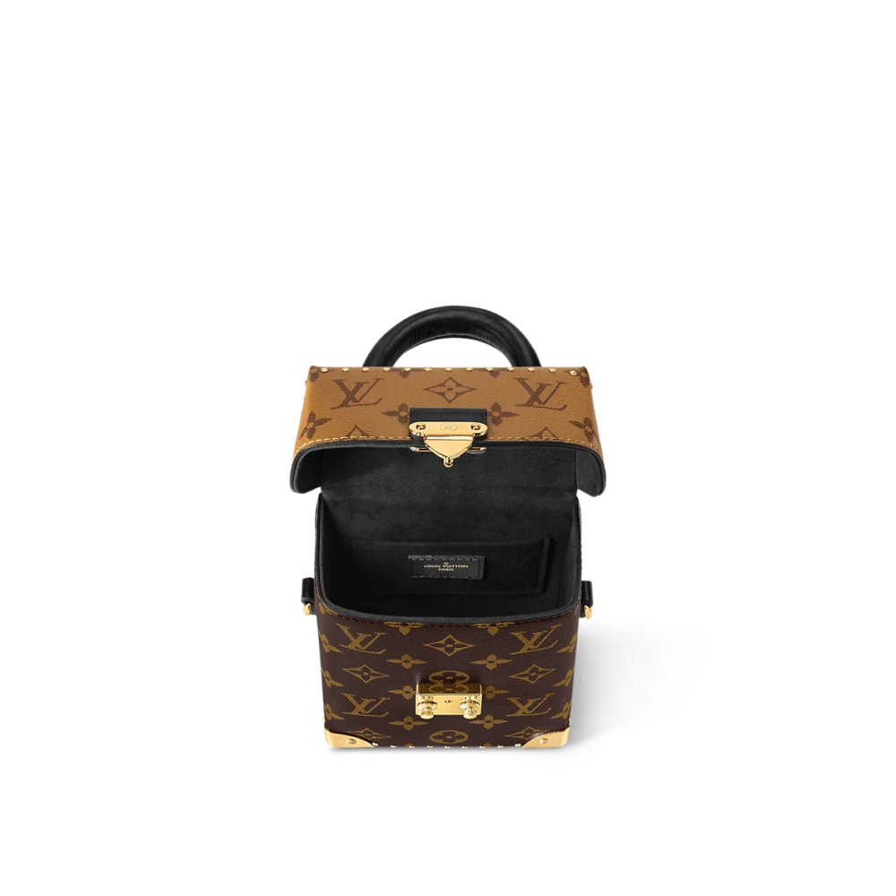 牛皮飾邊及金色金屬件。