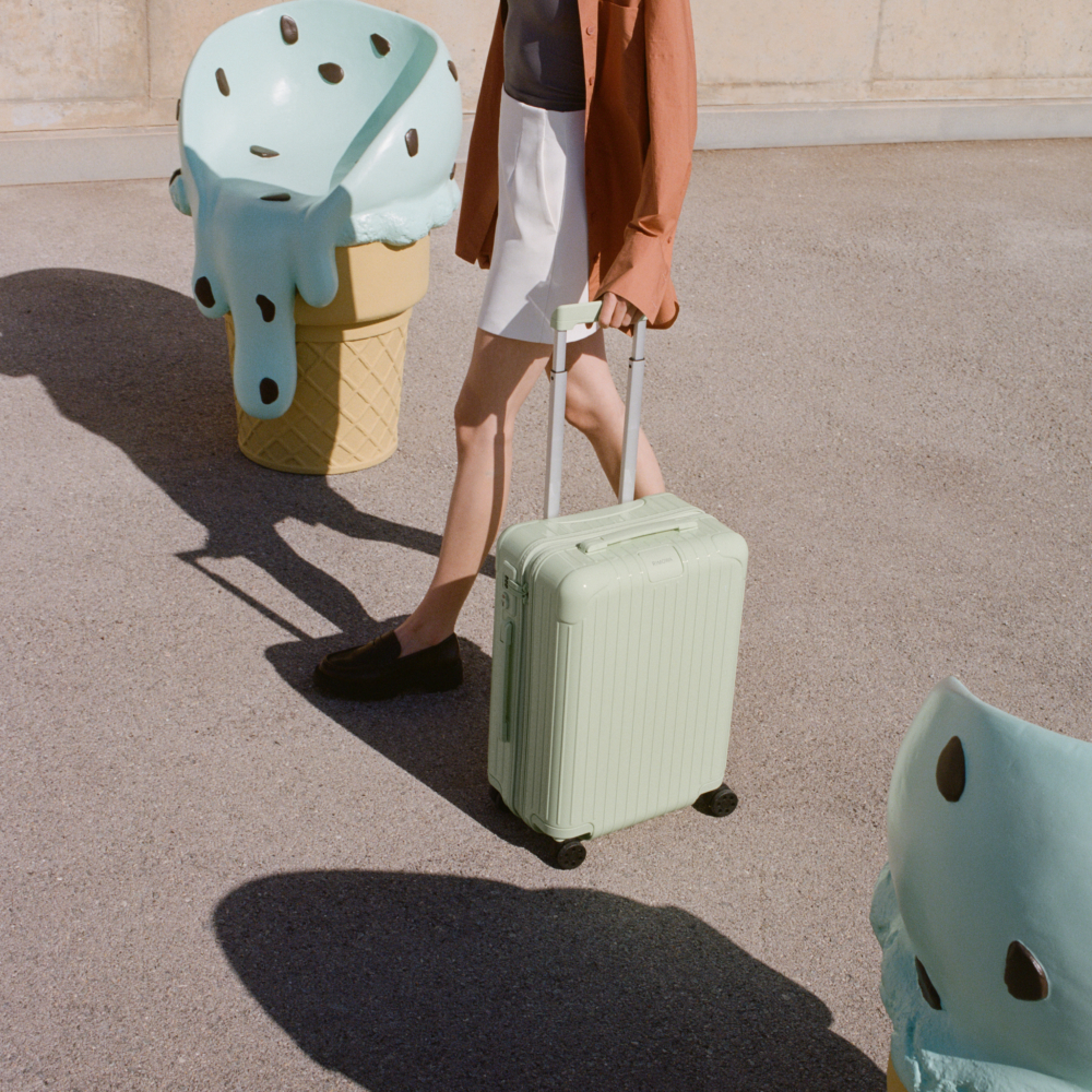 Rimowa全新薄荷綠色、假日橙色形象大片。