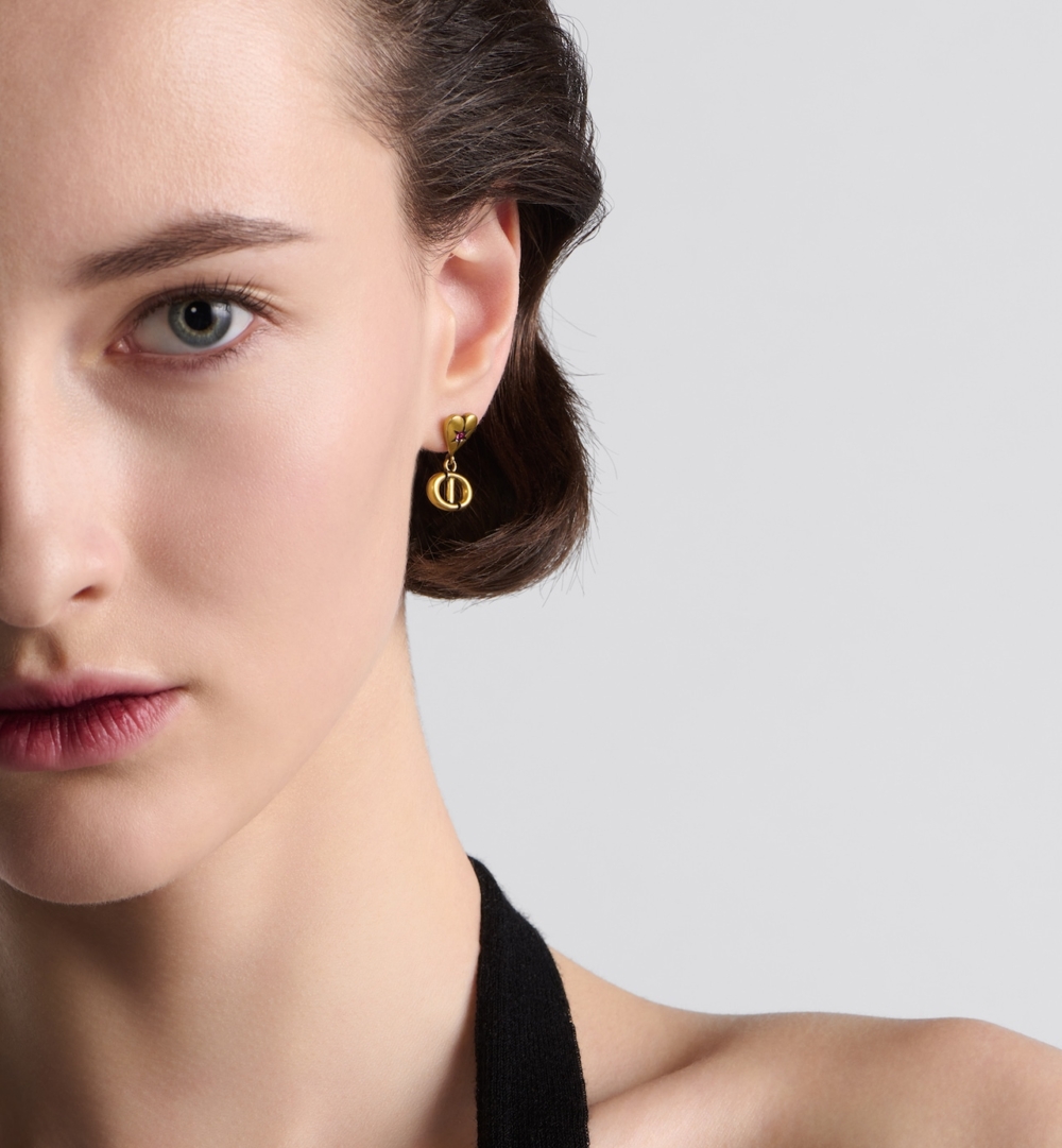 模特兒演繹Dior Lucky Charms Earrings。