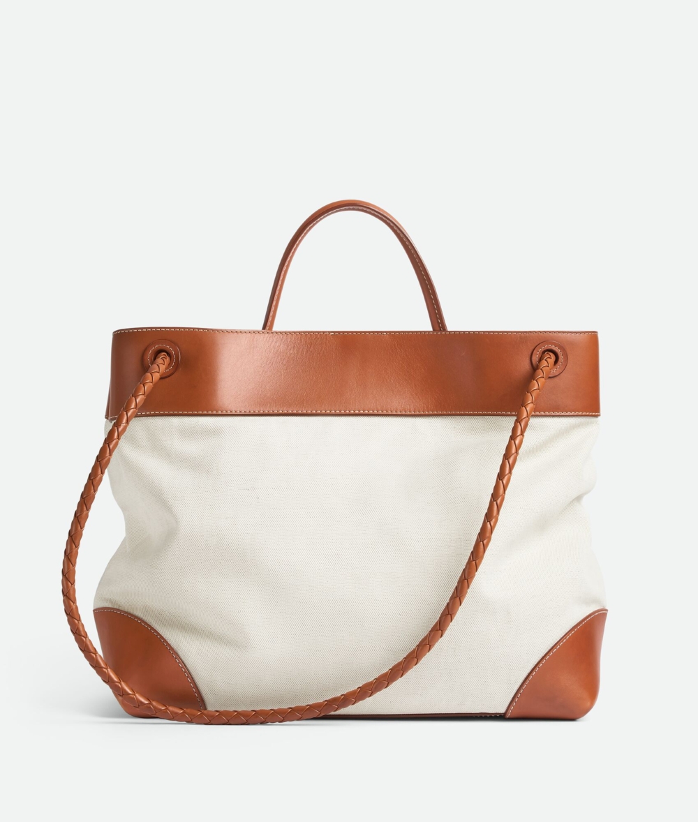 Bristol小牛皮和耐用帆布注入了獨一無二的迷人氣息。