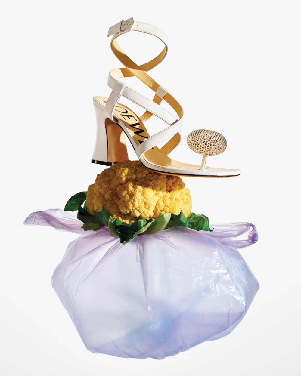 水晶點綴於輕巧的涼鞋和泡沫橡膠拖鞋注入前衛金屬感