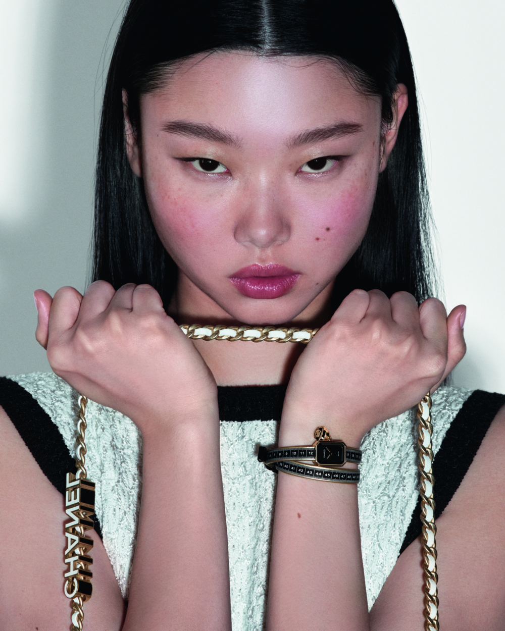 Première Ruban Couture腕錶,18K 黃金錶殼,飾以捲尺圖騰黑色雙圈皮革錶帶,金色皮革飾邊及 18K 黃金針扣,限量發行。