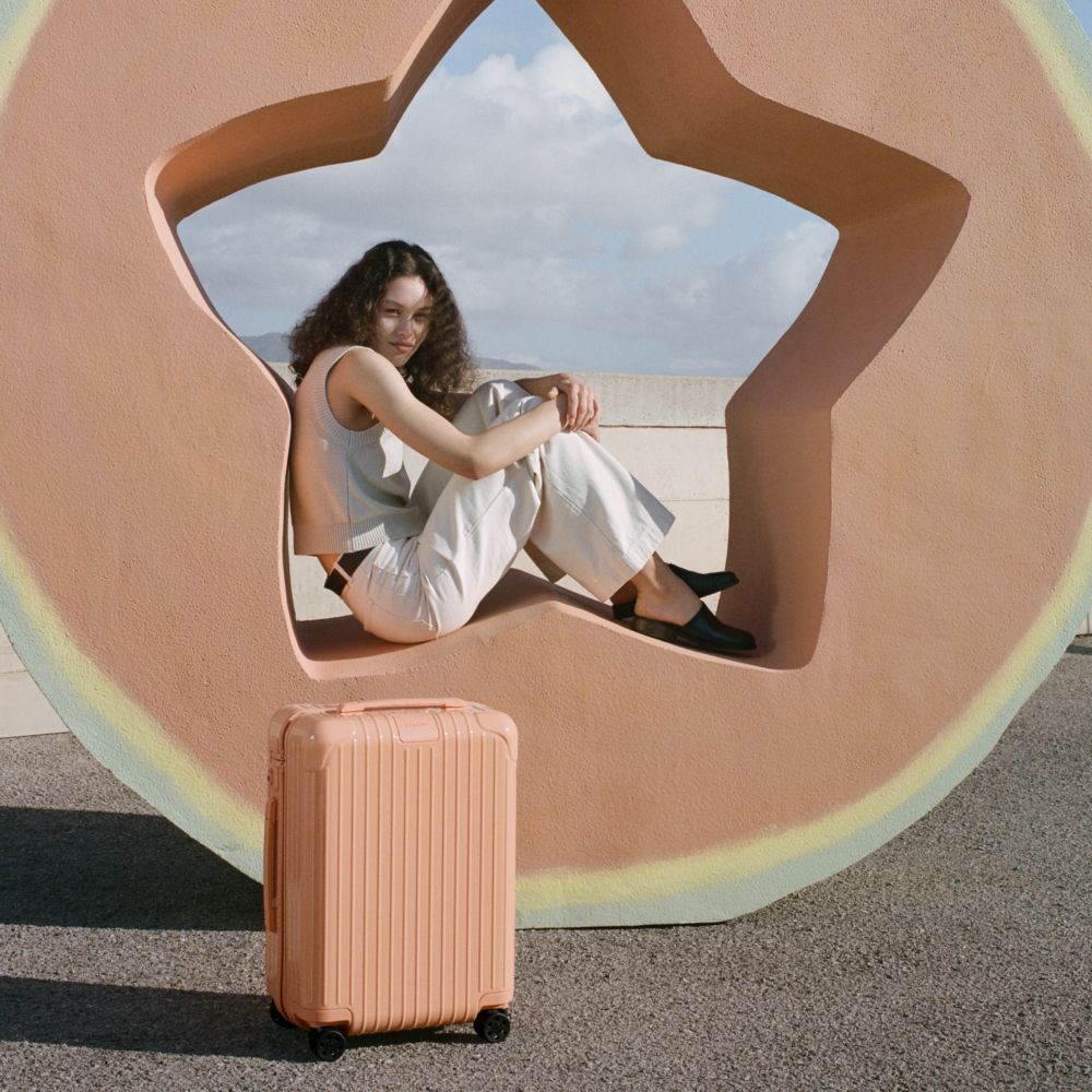 Rimowa全新薄荷綠色、假日橙色形象大片。