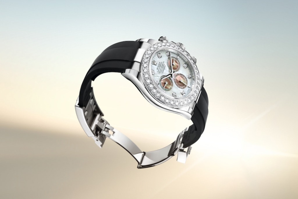 Cosmograph Daytona腕錶，鑲嵌36顆圓形鑽石外圈，40mm，18K黃色金，黑色天然珍珠母貝款