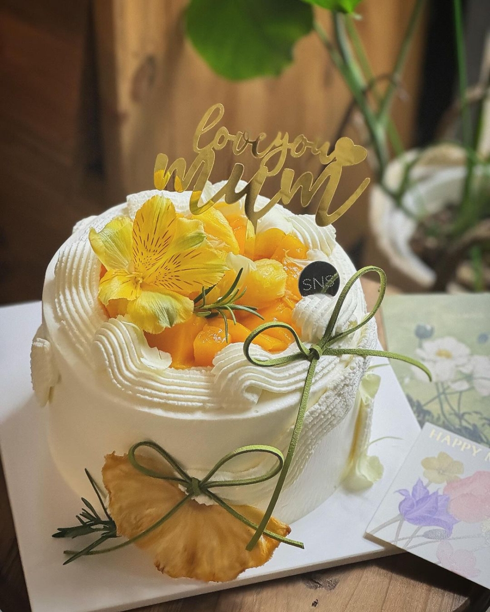 呂宋芒、金鑽鳳梨、熱情果的戚風蛋糕。