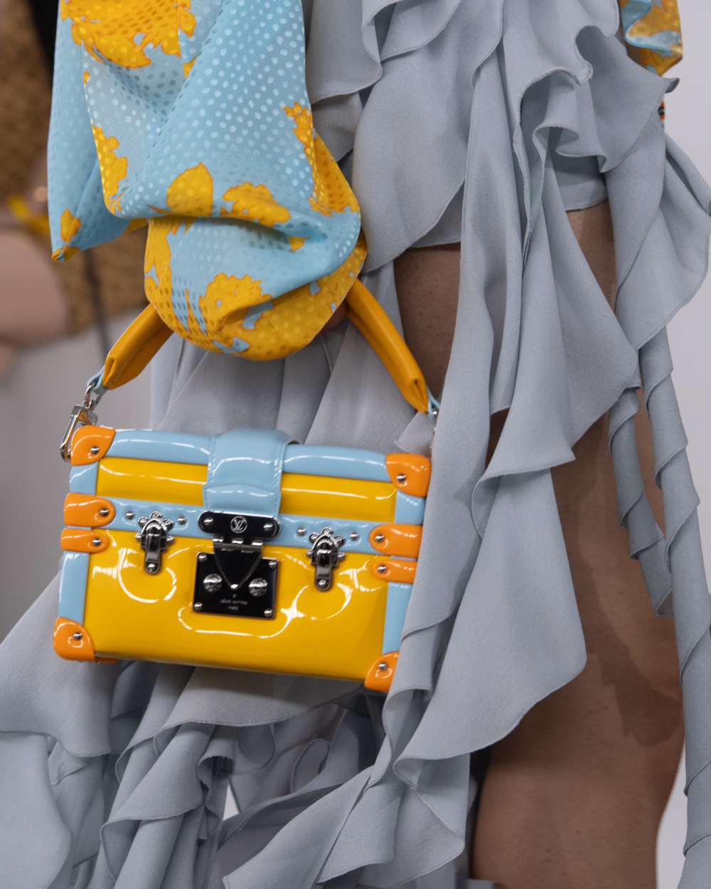 有著氣球感的設計手袋。