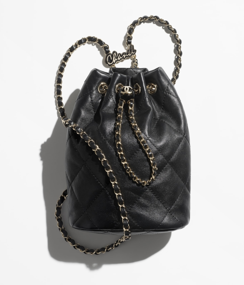 CHANEL BACKPACK以閃亮小羊皮和金色金屬元素打造而成。