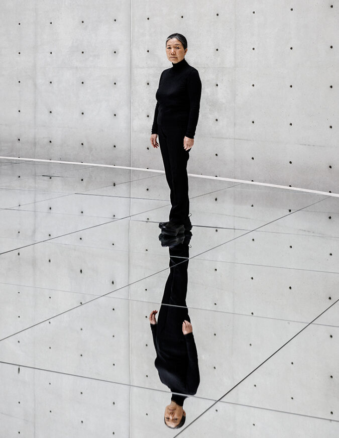 金秀子將自己置於美術館的穹頂下，再次用自己的身體進行隱喻