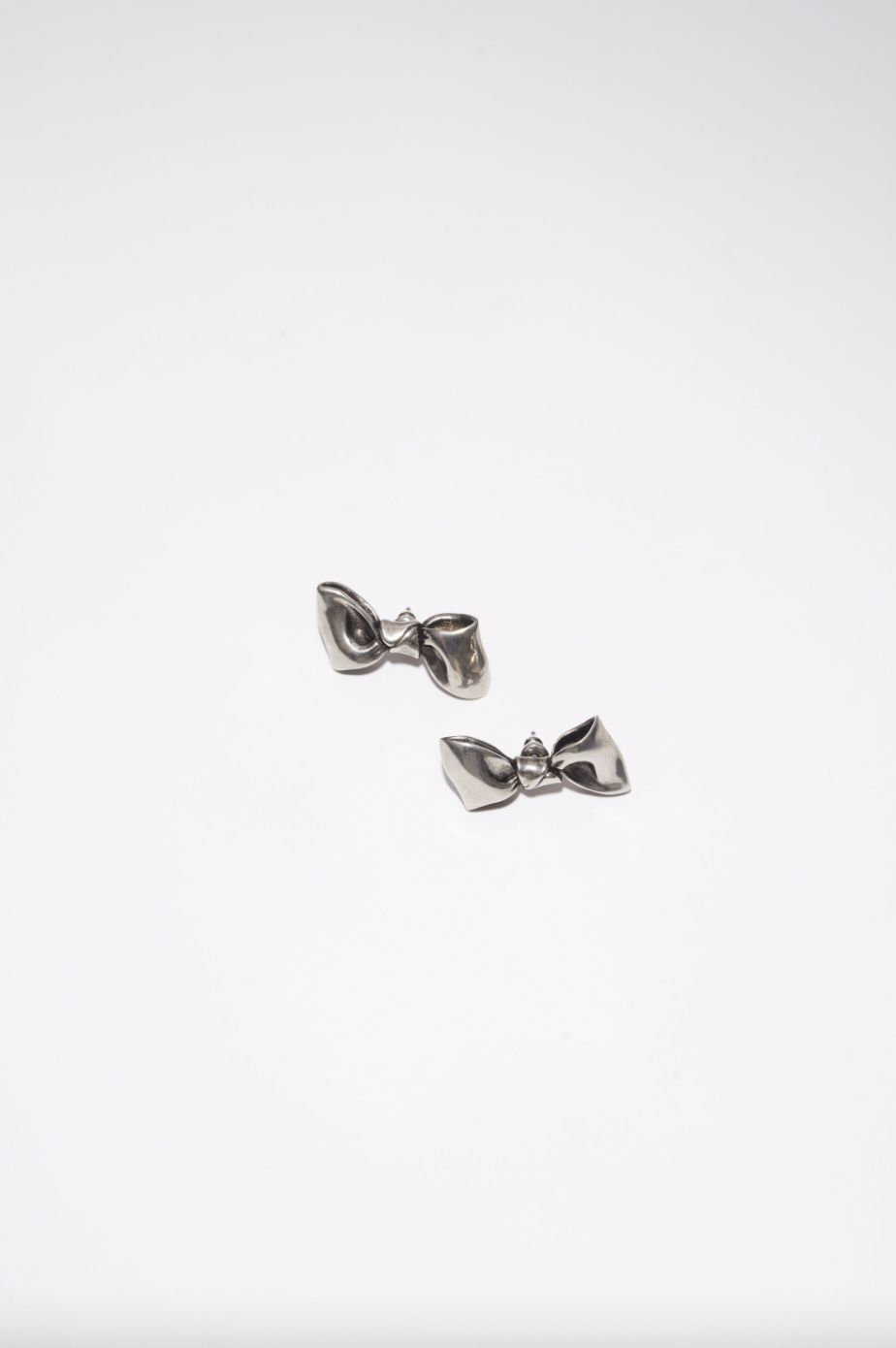 Bow Earrrings。