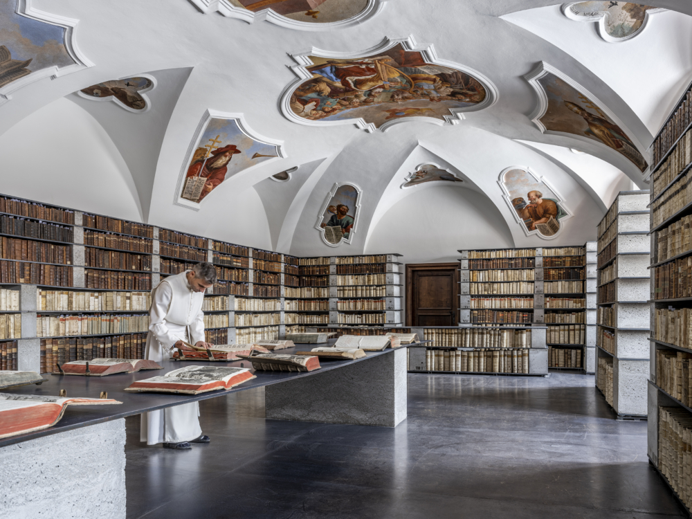 THE LIBRARY AT THE ŽELIV MONASTERY。