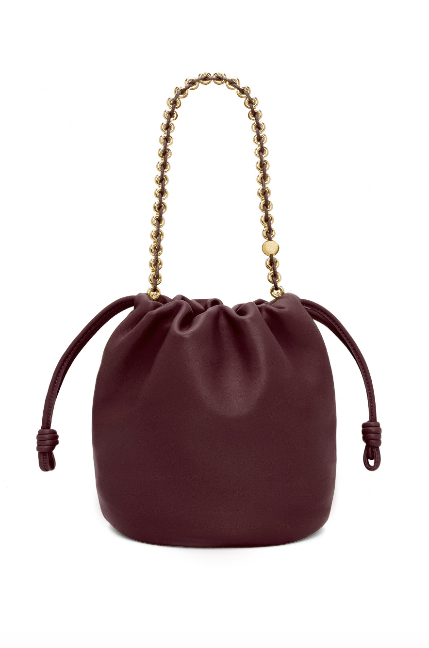 推出深勃根地紅以及充滿活力的洋茴香色