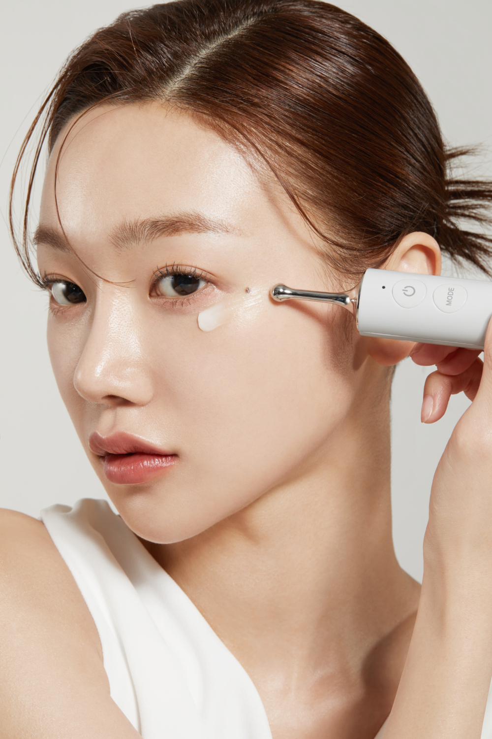 medicube Age-R I Shot配備2種模式的全新雙重豐盈技術,改善眼周的浮腫鬆弛帶走老化、導入膨潤