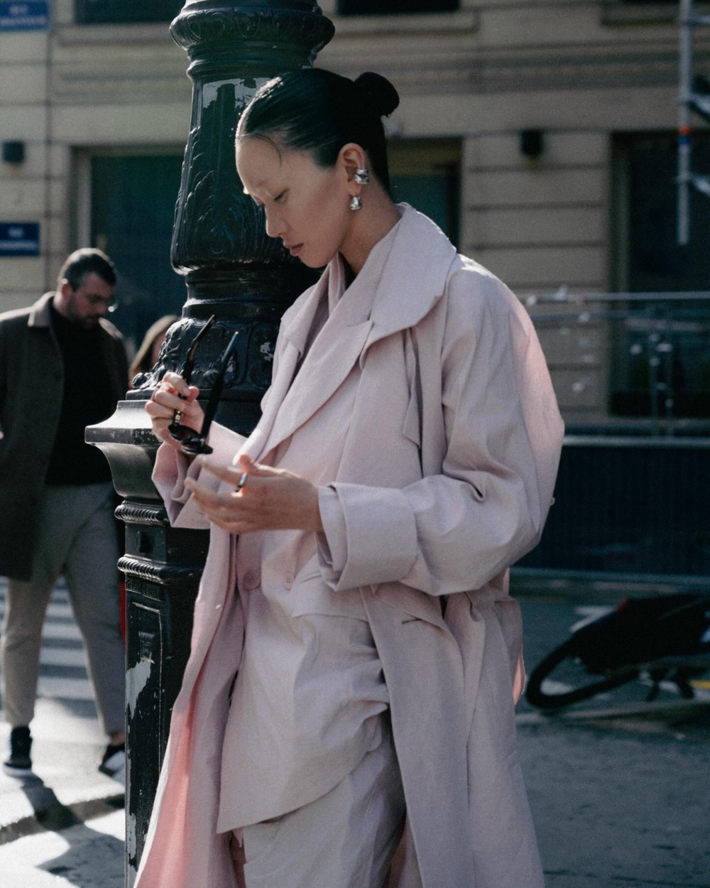 憑藉著個性單眼皮、高顴骨等充滿東方美五官、優秀的身材比例與逆天長腿使她備受關注