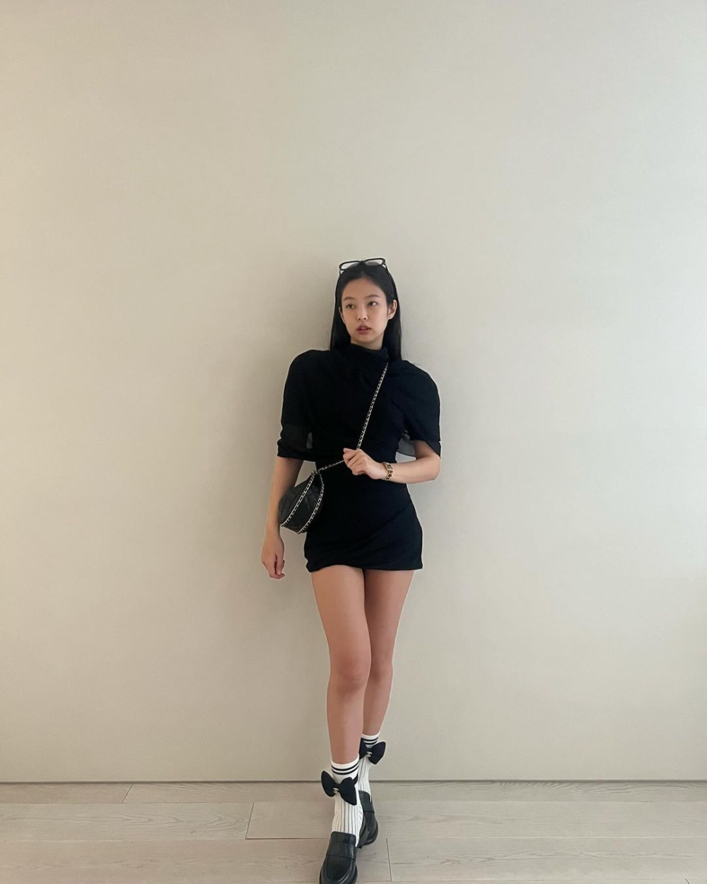 Jennie示範的簡約穿搭。