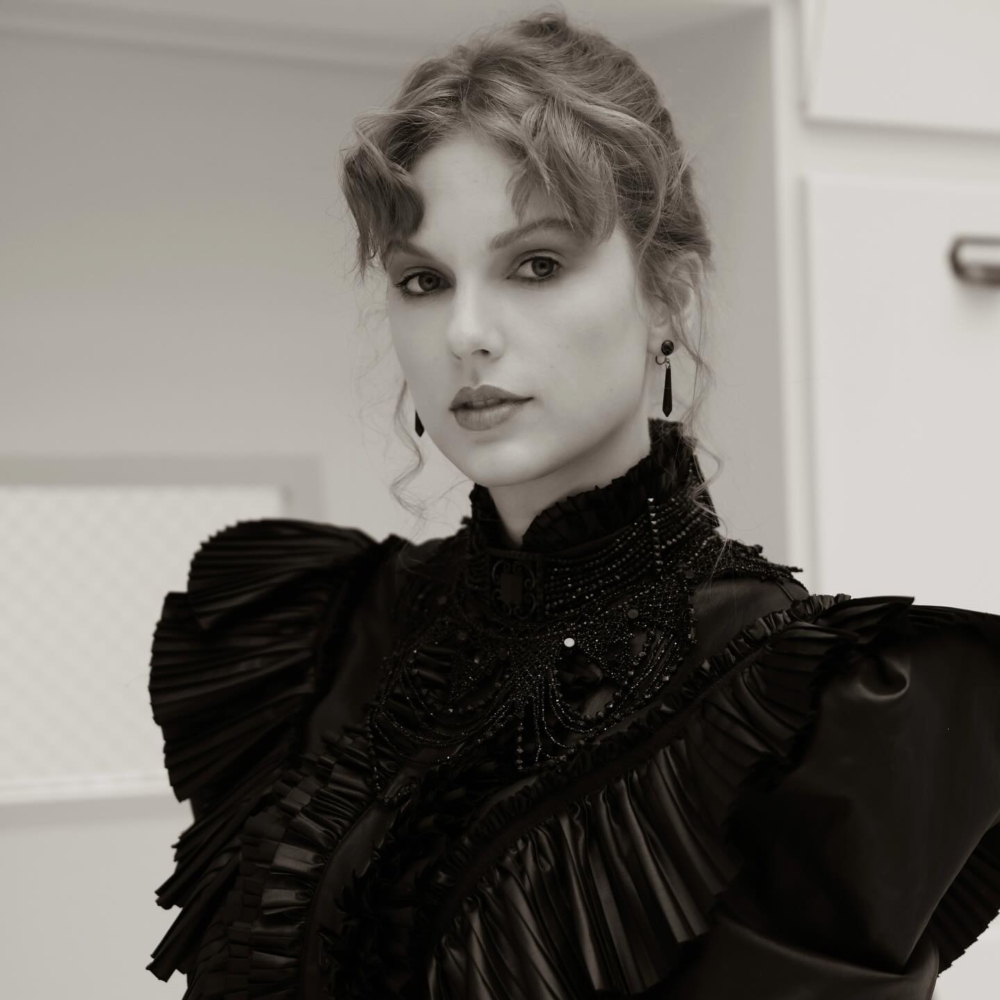 帶有誇張的墊肩以及立體感的荷葉邊