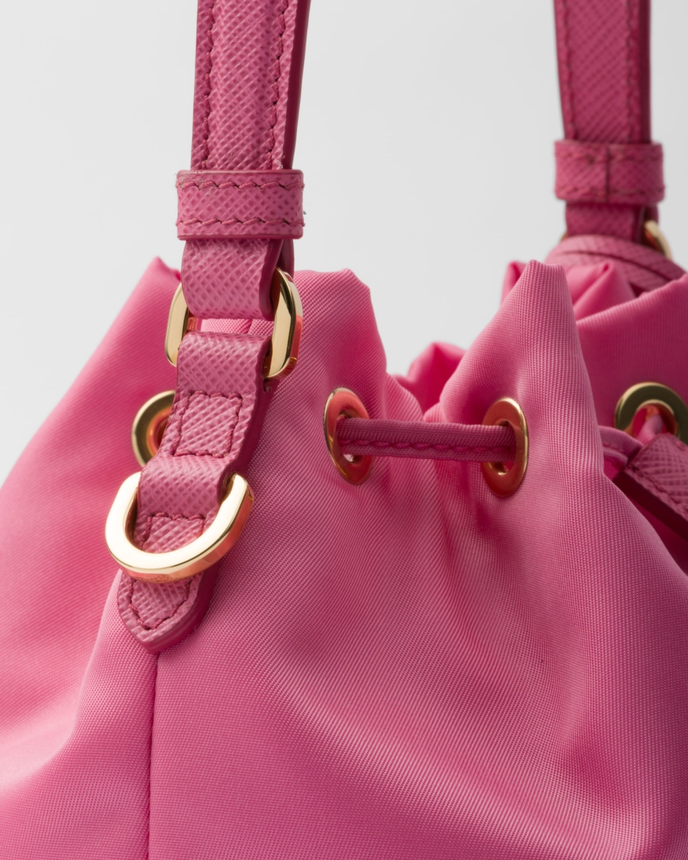 Prada Re-Edition 1978 Re-Nylon mini-bag以經典元素的設計讓人想收藏。