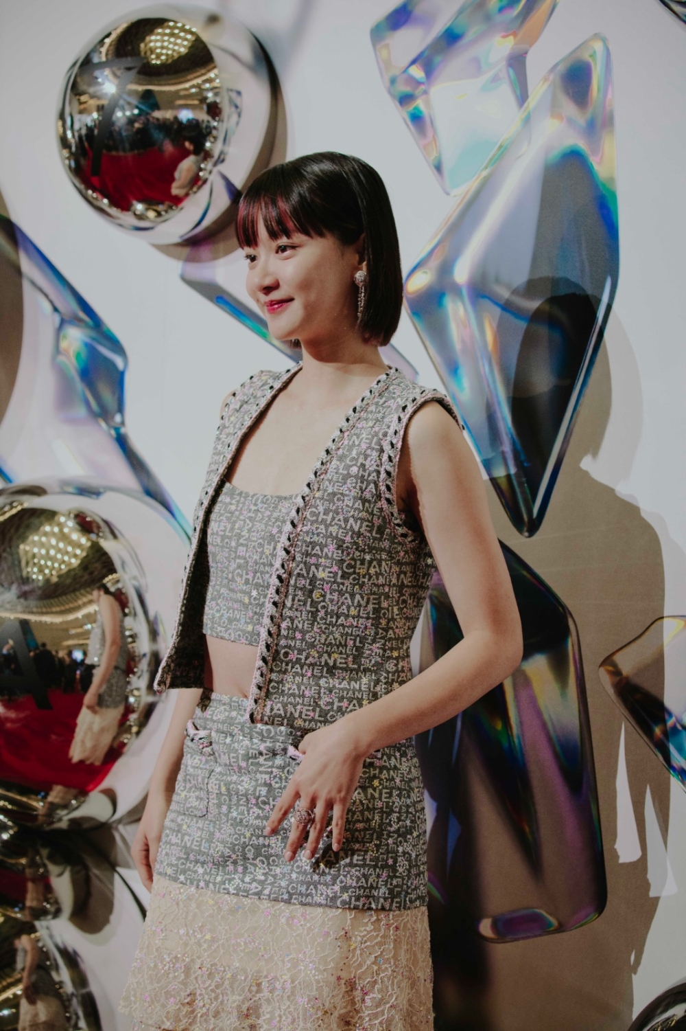 年輕活力造型配上閃爍珠寶，彷彿演繹著山茶花盛開時的花瓣，就像Angela Yuen正處於美好的年華，在舞台上發光發亮