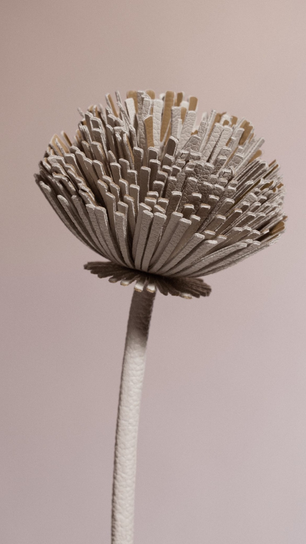 交由憑藉著皮革工藝聞名的西班牙Ubrique小鎮製作