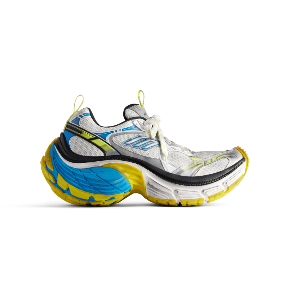 超有存在感的鞋身更將腿部襯托得更加纖細