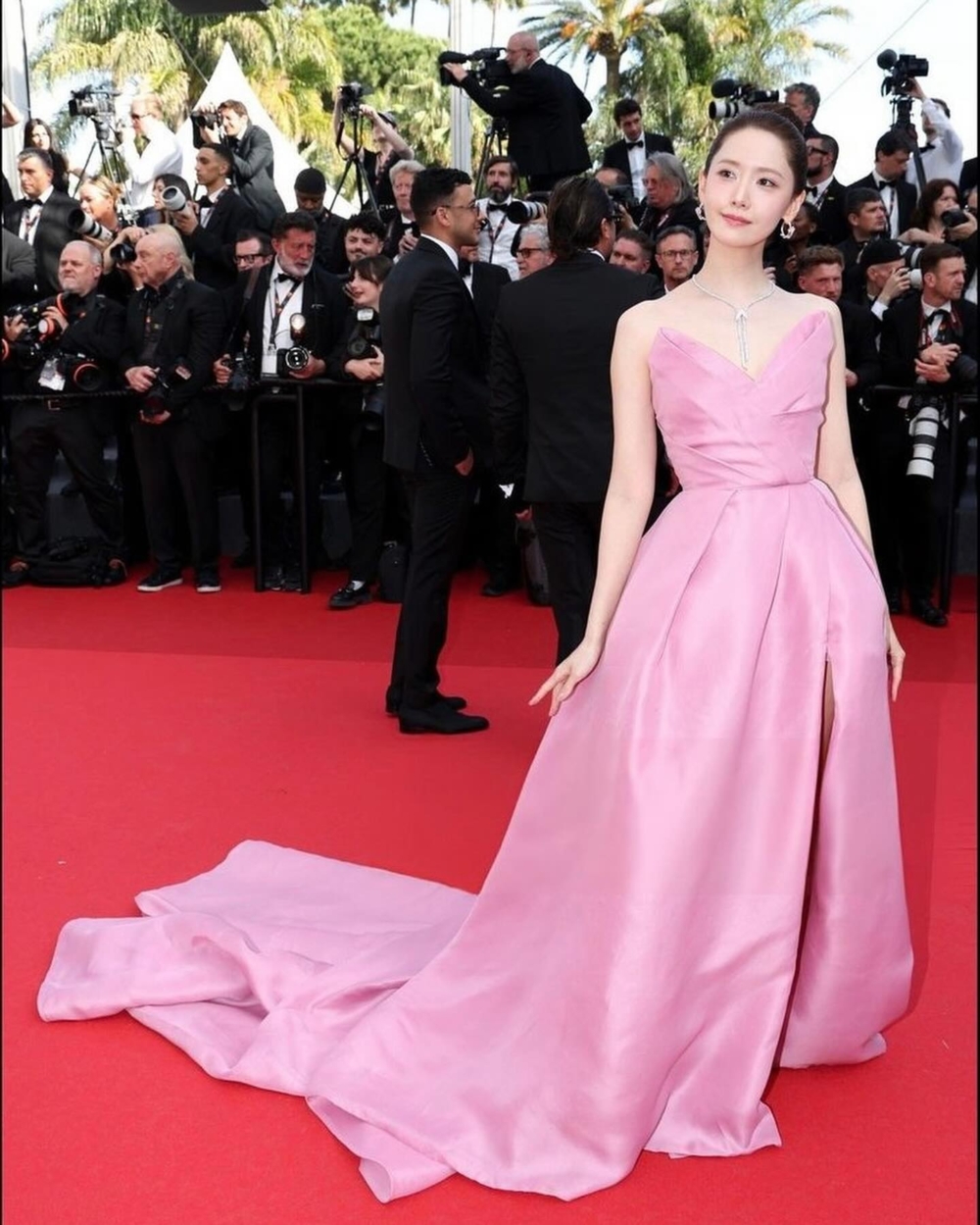 潤娥身著Monique Lhuillier 2024春夏的粉紅色禮服