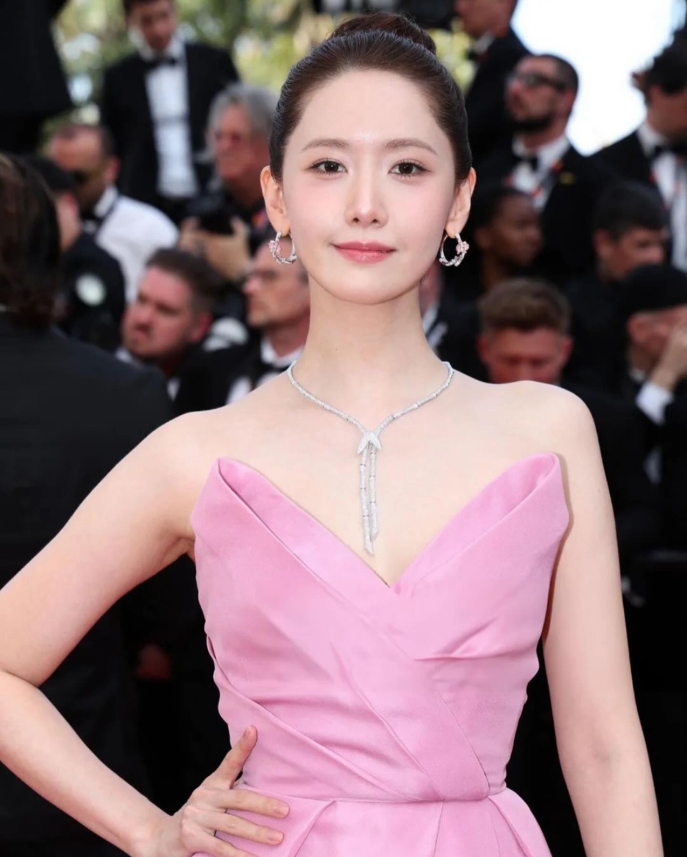 潤娥身著Monique Lhuillier 2024春夏的粉紅色禮服