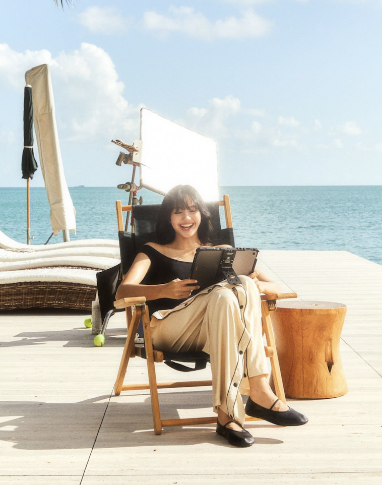 Lisa為KITH Women拍攝形象照的幕後照。