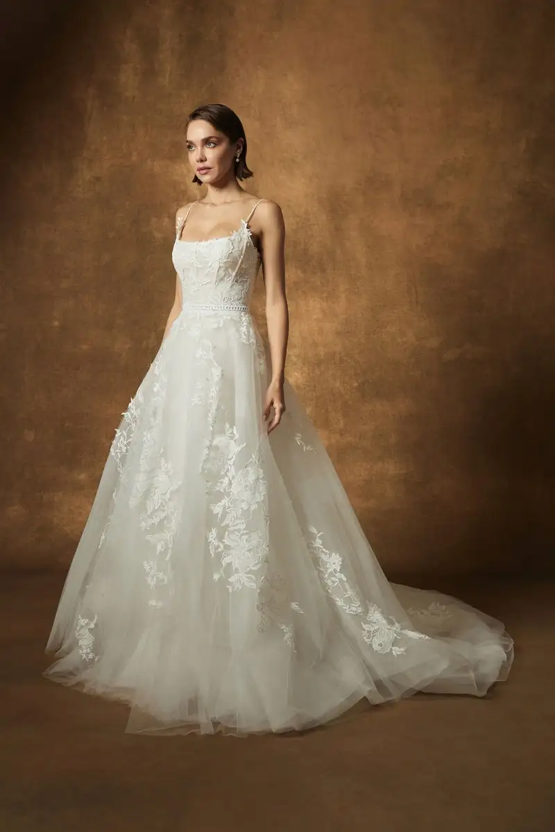 「Cloud」是一款柔軟的方形芭蕾領口薄紗禮服