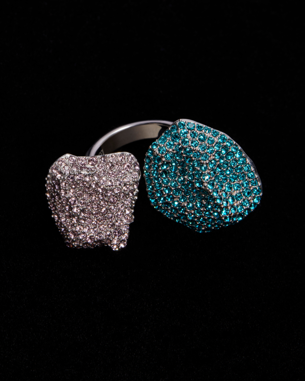 散發著藝術氛圍的戒指。