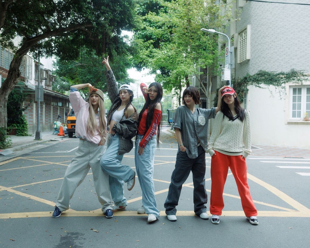 NewJeans成員們在民宅前面跳舞,吸引許多人圍觀