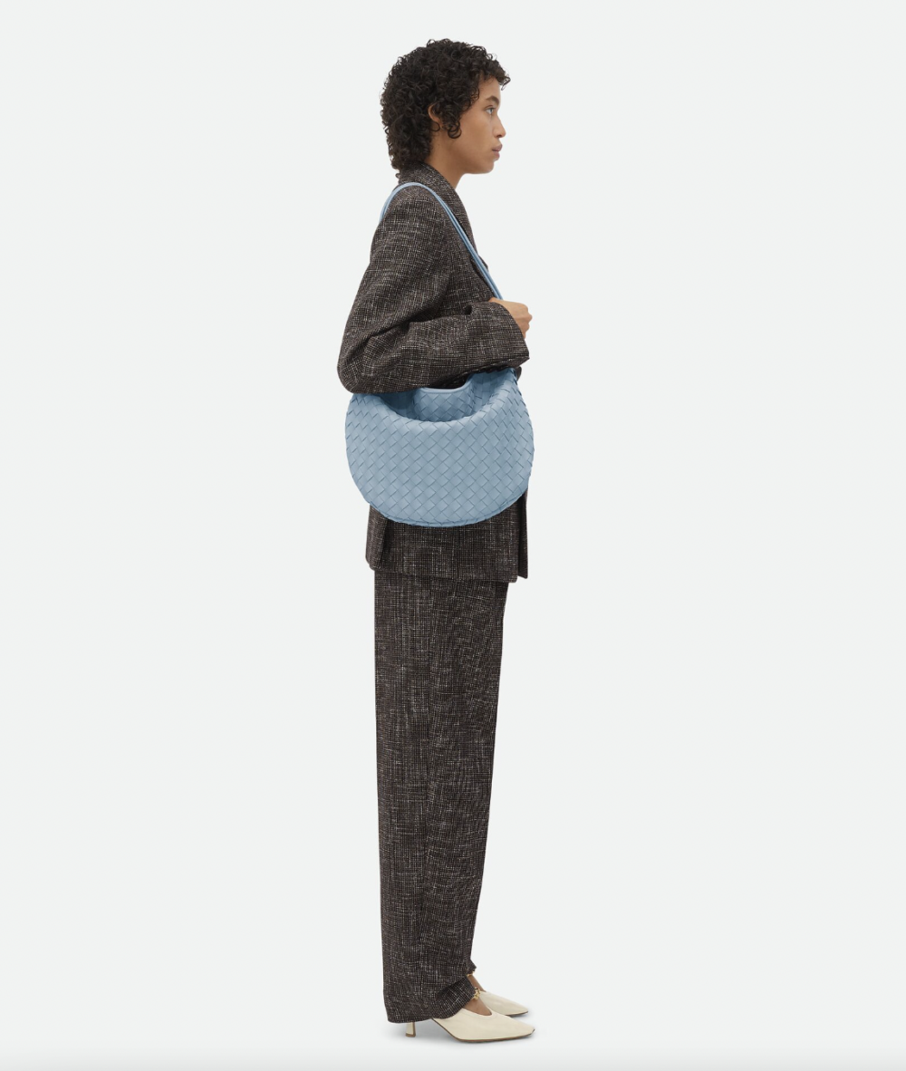 為自己挑選一款時髦新色手袋。