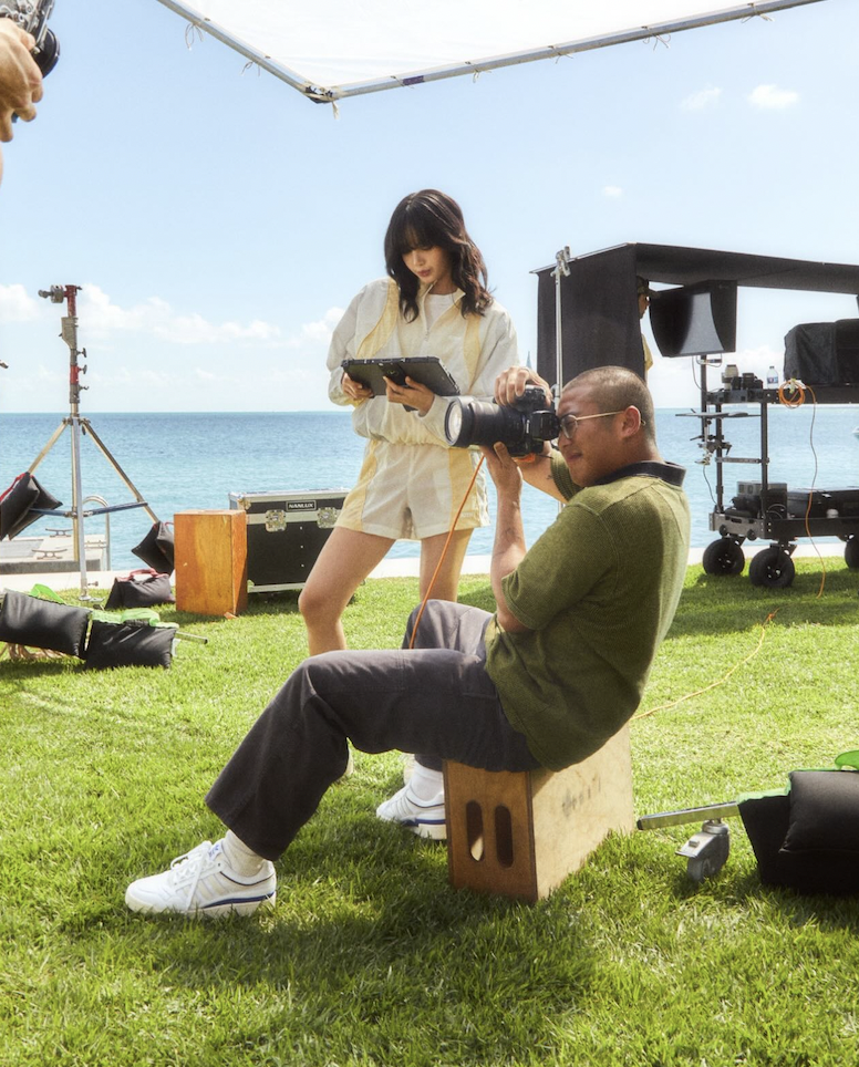 Lisa為KITH Women拍攝形象照的幕後照。